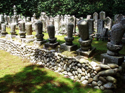 先徳の墓地と古い檀家の墓石