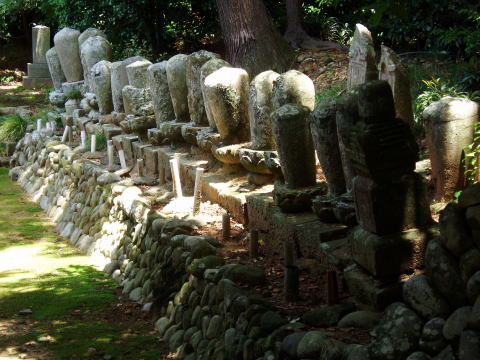 大師堂を囲む先徳の墓石たち