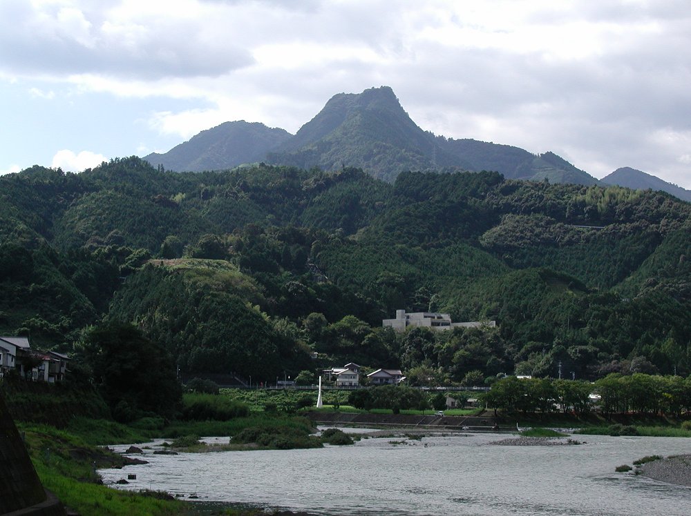 越知町市街から見た横倉山の全景：クリックして下さい！