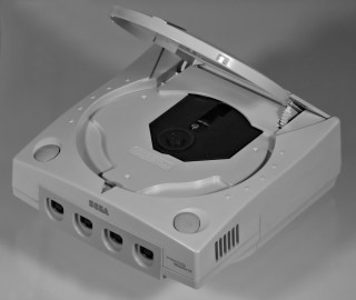 写真：初期型Dreamcast（ドリームキャスト）のGD-ROMドライブ
